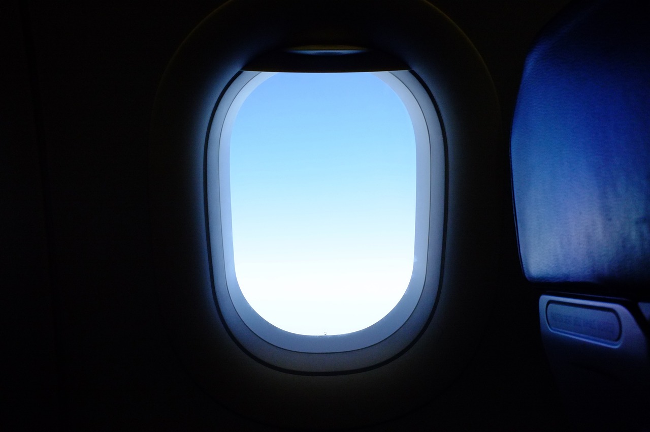 飛行機の窓から見る空